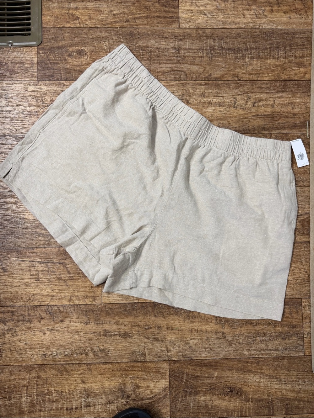 Old Navy Khaki Linen Shorts for women in size XL have a 3-inch inseam
